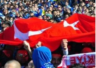Türk Bayrağı Açılınca Olaylar Çıktı!
