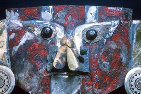Bin Yıllık Mezarda Gizlenen Maskenin İnsan Kanıyla Boyandığı Ortaya Çıktı